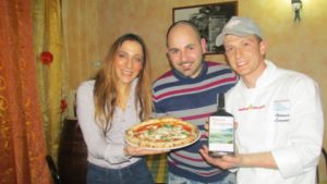 2015 - Vincenza ed Enzo con il maestro pizzaiolo Antonio Langone
