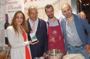 2015 - Vincenza ed Enzo con Isidoro Bokambanza e Gerardo dell'Enogastronomia Vineria La Frasca