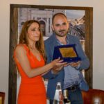 Teggiano: Vincenza Tropiano ed Enzo Sorbo ricevono dalla famiglia Penna una targa di riconoscimento per il loro operato durante la presentazione del nuovo brand di Amaro Teggiano presso il Castello Macchiaroli - Luglio 2015