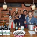 Caserta: Isidoro Bokambanza prepara il Cocktail Teggiano all'Enogastronomia Vineria La Frasca - Maggio 2015